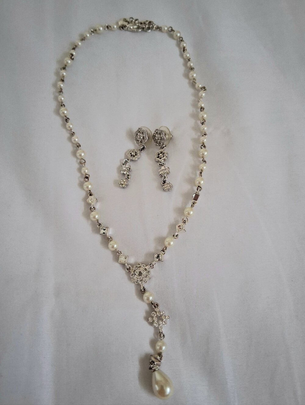 CLASSIC PEARL DROP NECKLACE AND EARRINGS SET - WHITE